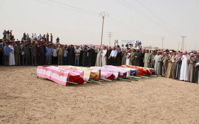 Syriërs begraven acht mensen die omkwamen bij een Amerikaanse aanval. Foto EPA