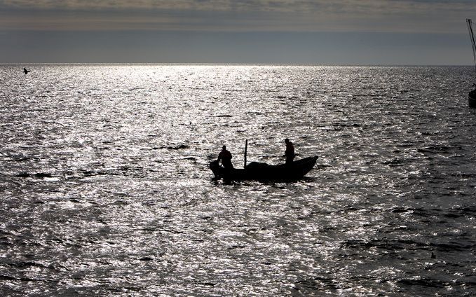 Vissers die illegaal vis vangen krijgen strafpunten, net zoals bij het puntensysteem voor jonge automobilisten Op de foto: vissers op het IJsselmeer. Foto ANP