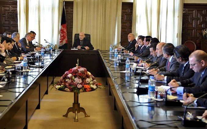 De Afghaanse president Hamid Karzai heeft dinsdag tijdens een bijeenkomst met een delegatie van de VN-Veiligheidsraad om duidelijkheid over de militaire interventie in Afghanistan gevraagd. Foto EPA