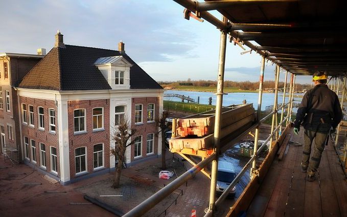 KAMPEN – De gerestaureerde directiewoning van de BK pannenfabriek in Kampen. Erachter een restant van de fabriekshallen. Het terrein van de fabriek heeft een nieuw gezicht gekregen door de bouw van tientallen woningen. Foto Dick Vos