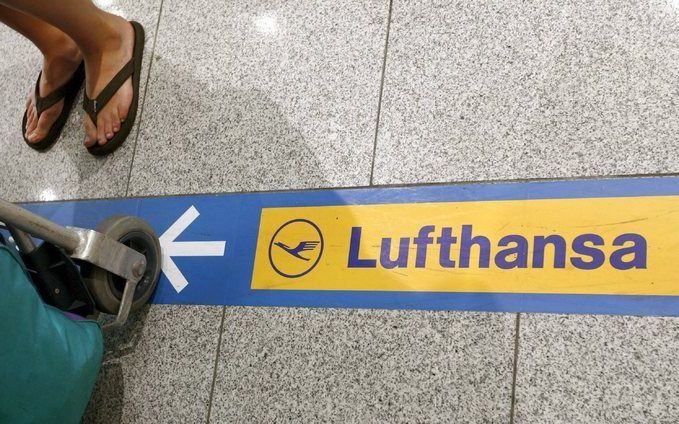 KEULEN - De Duitse luchtvaartmaatschappij Lufthansa houdt vier van haar langeafstandsvliegtuigen tijdelijk aan de grond in verband met een afzwakkende vraag. Foto EPA