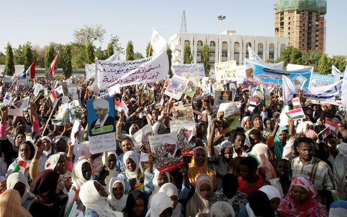 Direct na het nieuws van het arrestatiebevel kwamen Sudanezen op de been om te betogen tegen de arrestatie van president Omar Hassan al-Bashir. Foto EPA