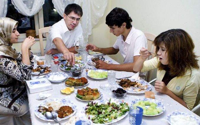 Het Turkse gezin Soysal gebruikt de maaltijd tijdens de islamitische vastenmaand ramadan. Foto ANP