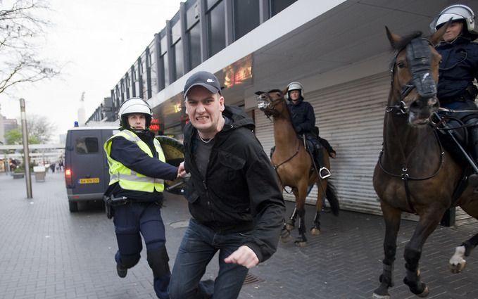 De overheid moet geweld rond voetbalwedstrijden steviger aanpakken, vindt prof. dr. mr. J. G. Brouwer. Foto ANP