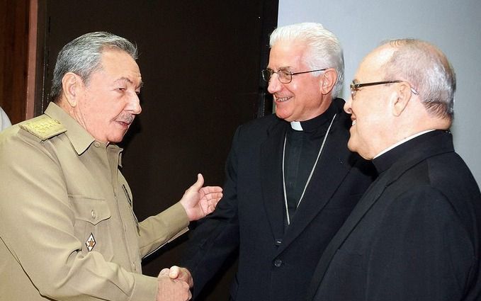 De Cubaanse president Raul Castro ontmoette woensdagavond aartsbisschop Jaime Ortega van Havana (r.) en de voorzitter van de Cubaanse bisschoppenconferentie, Dionisio Garcia (m.). De laatste is tevens aartbisschop van Santiago. Foto EPA