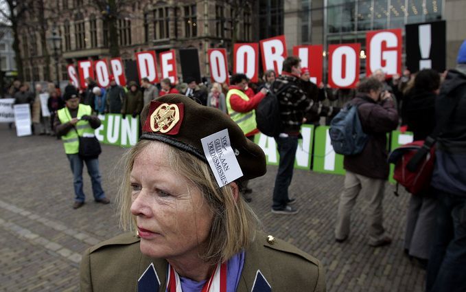 DEN HAAG - Uit protest tegen de verlenging van de Nederlandse missie in Uruzgan organiseert het Comite Troepen Terug uit Afghanistan (een samenwerkingsverband van Coalitie Stop de Oorlog, GroenLinks, Platform tegen de Nieuwe Oorlog en de SP) op maandagoch