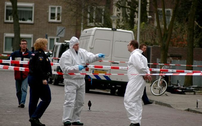 DEVENTER (ANP) – De politie was gisteren in Deventer bezig met een reconstructie van een schietpartij bij een basisschool, waarbij een 35-jarige man uit Deventer gewond raakte. Hij werd gistermiddag beschoten door zijn 37-jarige ex-vrouw.Foto ANP