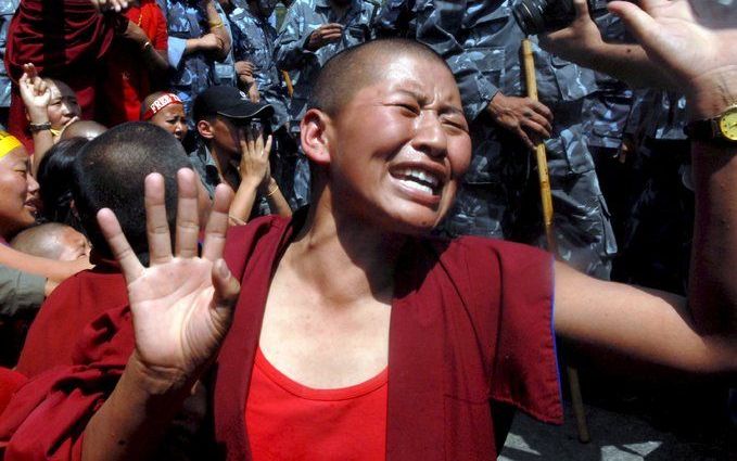 KATHMANDU - Tibetaanse monniken protesteren bij de Chinese ambassade in Kathmandu. Foto EPA