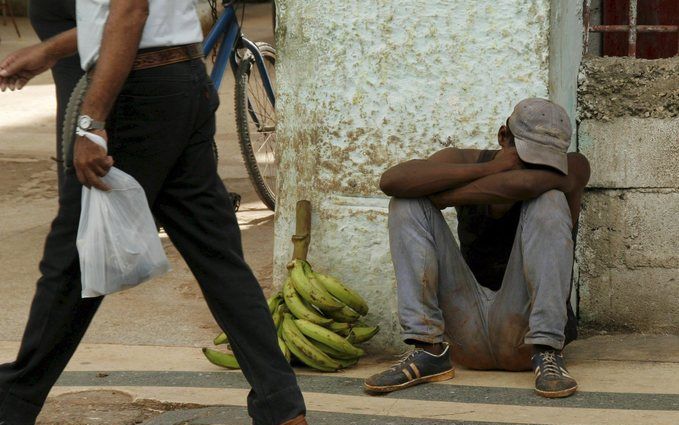 Een Cubaan zit er verslagen bij nadat orkanen zijn huis hebben verwoest. Foto EPA