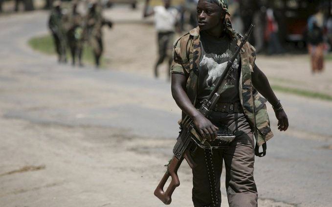 KIWANJA - Rebellen van generaal Laurent Nkunda hebben gisteren in Kiwanja de wapens weer opgepakt tegen het Congolese leger. Foto EPA.