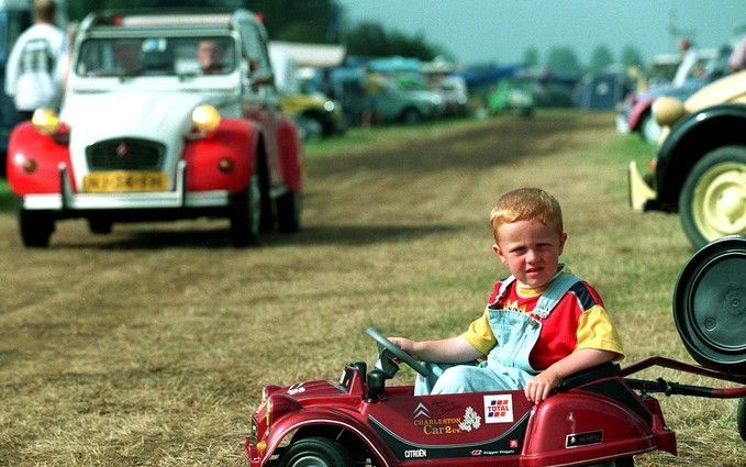 Minister Eurlings wil experimenteren met begeleid rijden voor 17-jarigen. Foto ANP