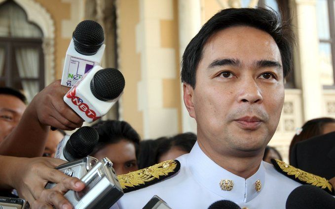 De nieuwe Thaise premier Abhisit Vejjajiva heeft donderdag in een interview gezegd, dat de leiders van de antiregeringsprotesten gestraft worden. Foto EPA