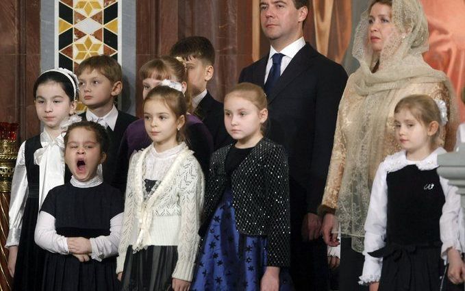 De Russische president Medvedev tijdens het kerstfeest in een kerk in Moskou. Foto EPA