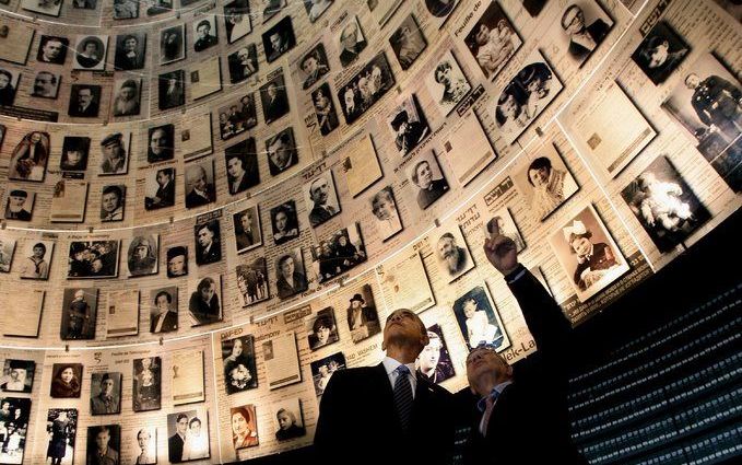 President Obama tijdens een bezoek aan het Holocaustherdenkingscentrum in Jeruzalem. Foto EPA