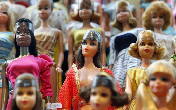 „Barbies hele voorkomen vormt een leugen over vrouwelijke schoonheid. Op een niet al te subtiele manier suggereert ze dat de uiterlijke charme (zelfs kunstmatige charme) de basis van ware schoonheid is. Volgens de Bijbel is echte schoonheid te vinden in h