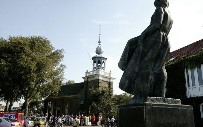 De Urker familie Pasterkamp heeft dinsdag bij de Raad van State een verbod geëist op het binnentreden van haar ‘gifwoning’ in het dorpshart, vrijdag. Foto ANP