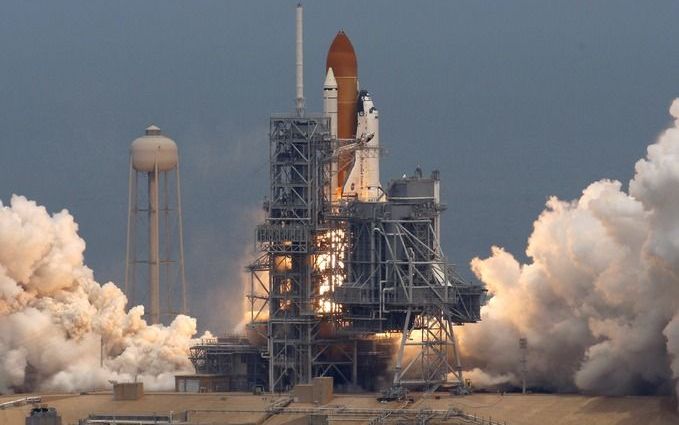 CAPE CANAVERAL (ANP/AFP/RTR) – De spaceshuttle Atlantis is maandagavond om 20.01 uur (Nederlandse tijd) vanaf Florida gelanceerd naar de ruimtetelescoop Hubble. Foto EPA