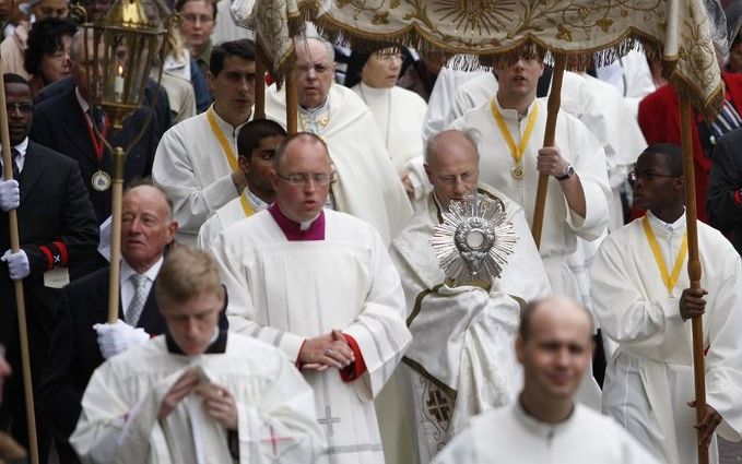 „Wie als overtuigd protestant wel eens een processie heeft meegemaakt, moet wel tot in het diepst van zijn ziel gruwen van de afgodische eerbied die aan de hostie wordt bewezen.” Foto ANP