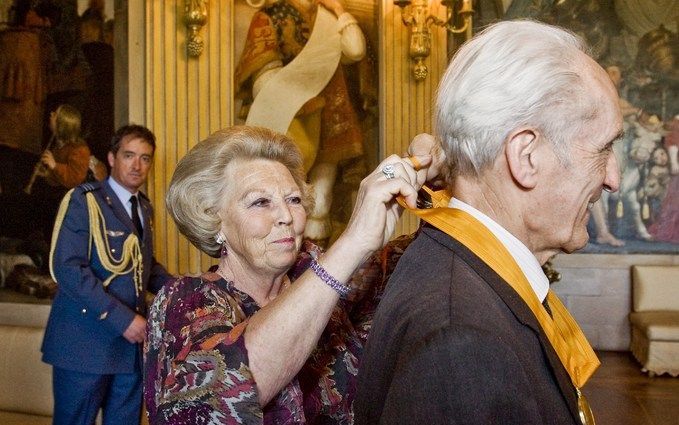 DEN HAAG – De Nederlandse klavecinist, organist en dirigent Gustav Leonhardt ontving vrijdag op Paleis Huis ten Bosch de eremedaille in de Huisorde van Oranje van koningin Beatrix. Leonhardt heeft warme banden met het Koninklijk Huis. Foto ANP