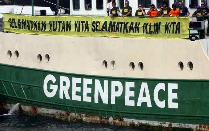 Greenpeace gooit rotsblokken in zeegebied Kattegat. Foto EPA