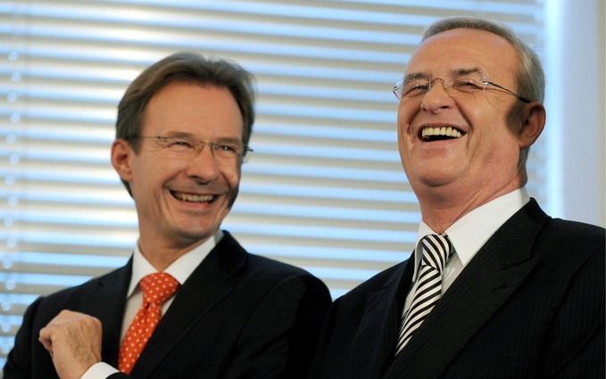 CEO van Volkswagen Winterkorn (rechts) en CEO van Porsche Macht tijdens de persconferentie over de overname in Wolfsburg. Foto EPA