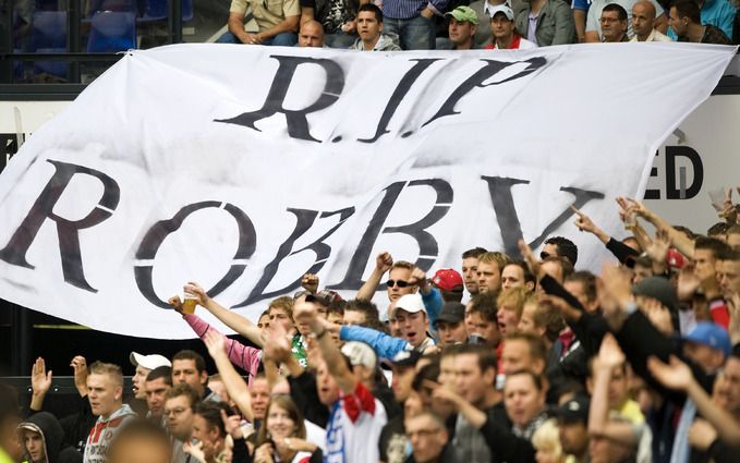 Voorafgaand aan een voetbalwedstrijd in De Kuip tonen Feyenoordsupporters zondag een spandoek ter herinnering aan Robby van der Leeden.