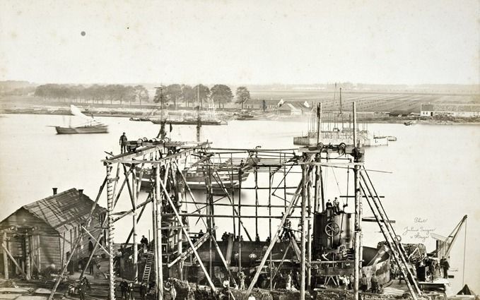 ROTTERDAM – Een panoramafoto uit 1871 toont de aanleg van pijlers voor een spoorbrug. Collectie Spoorwegmuseum Utrecht