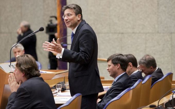 DEN HAAG - Minister Verhagen aan het woord. De ministers Koenders, premier Balkenende, vicepremiers Rouvoet en Bos luisteren naar het debat vanaf het ministersvak tijdens het spoeddebat in de Tweede Kamer over de ontstane crisissituatie binnen het kabinet