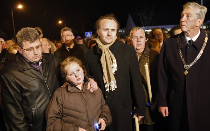 De familie van Dirk Post met de burgemeester van Urk tijdens de stille tocht. Foto ANP.