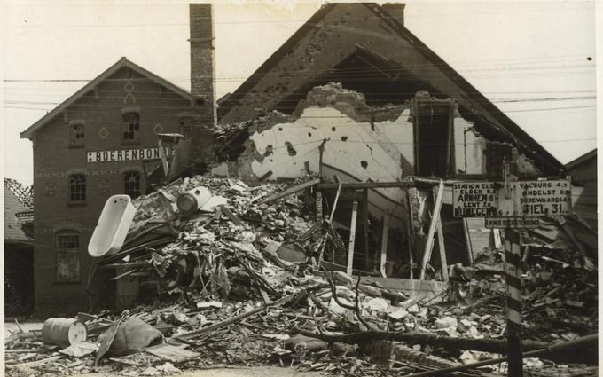 Eens de woning, boekwinkel en drukkerij van de familie Herberts. In mei 1945 restte van het pand in het Gelderse Elst weinig meer dan een puinhoop. Elk huis in Elst was beschadigd. Foto Dik Herberts