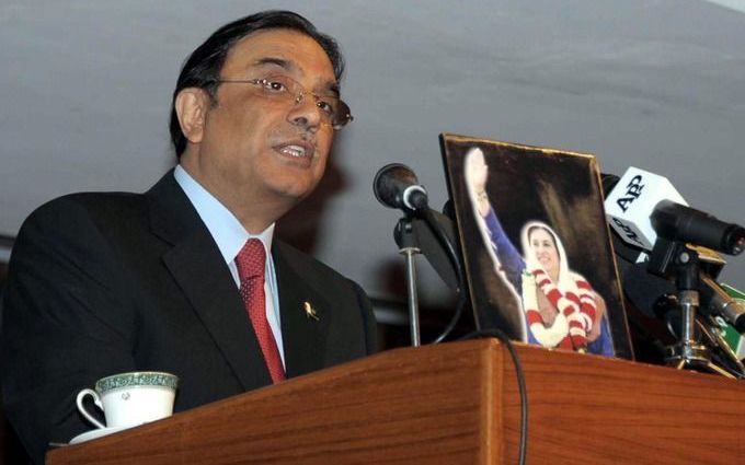 ISLAMABAD – De Pakistaanse president Asif Ali Zardari verliest het grootste deel van zijn macht. De Senaat heeft donderdag een grondwetswijziging goedgekeurd. Foto EPA