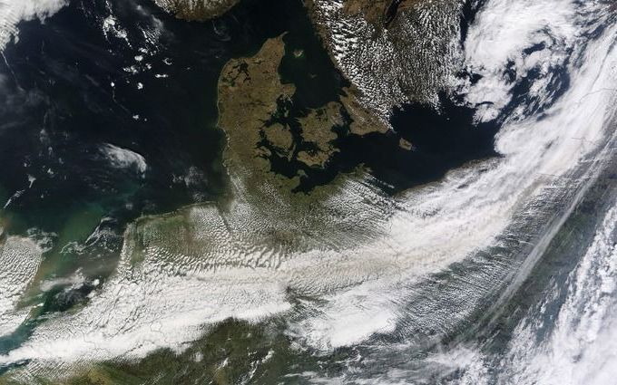 APELDOORN – Een foto die is gemaakt door de Terrasatelliet van de Amerikaanse ruimtevaartorganisatie NASA toont de enorme aswolk die zich over Noordwest-Europa verspreidt. Foto EPA