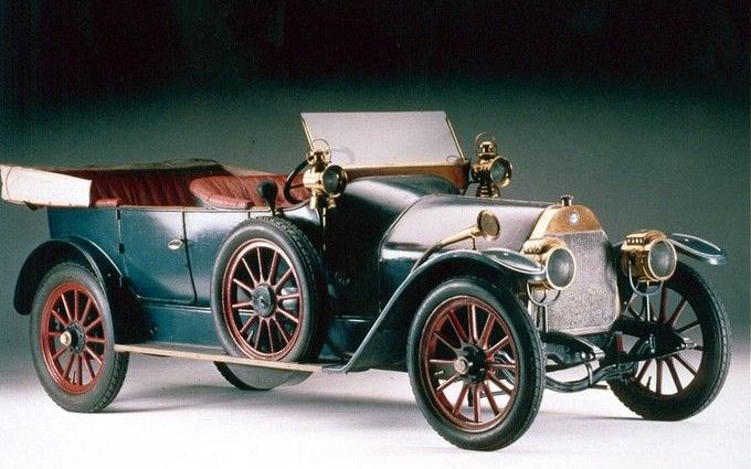 Het begint allemaal met deze HP24, de eerste auto met de naam ALFA. Bouwjaar 1910. Foto Alfa Romeo