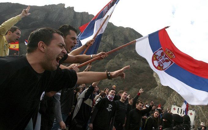 Vrijdag zijn opnieuw duizenden Serven de straat opgegaan uit protest tegen Kosovo. Foto EPA