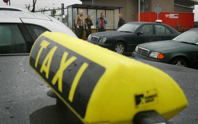 SCHIPHOL (ANP) – Taxichauffeurs leven de regels beter na. Dat concludeert de marechaussee donderdag na een grootschalige taxicontrole op Schiphol.Foto ANP