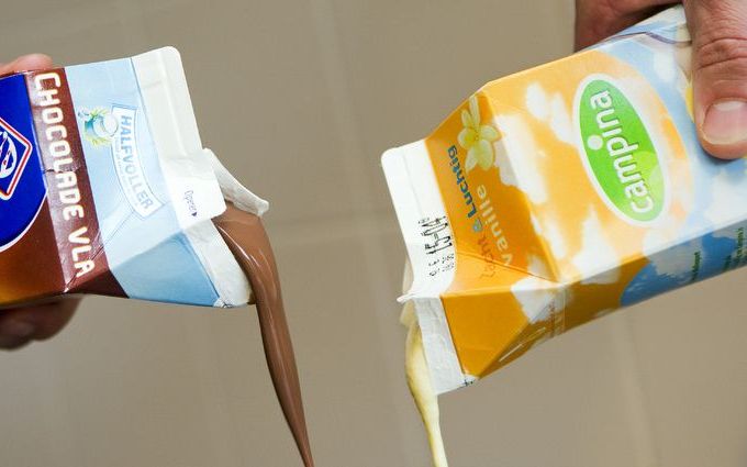 De actievoerende Dutch Dairymen Board (DDB) moet de blokkade van de productiefaciliteit van Campina in Heiloo onmiddellijk opheffen. Dat heeft de rechtbank in Haarlem woensdag bepaald in een kort geding dat door de melkproducent was aangespannen. Foto ANP