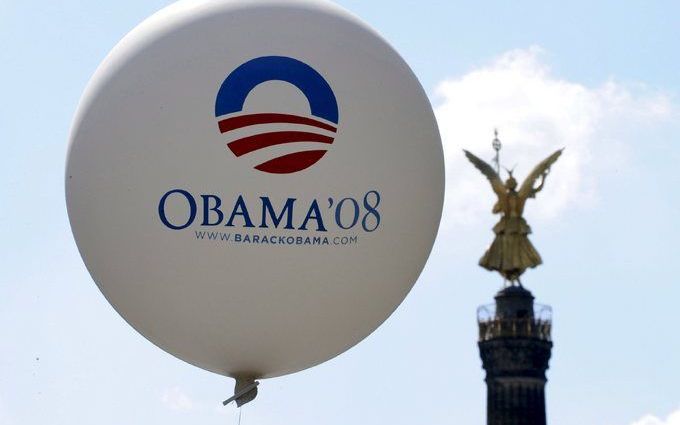 BERLIJN - Een ballon met de tekst 'Obama '08' naast de Overwinningszuil in Berlijn. Foto EPA