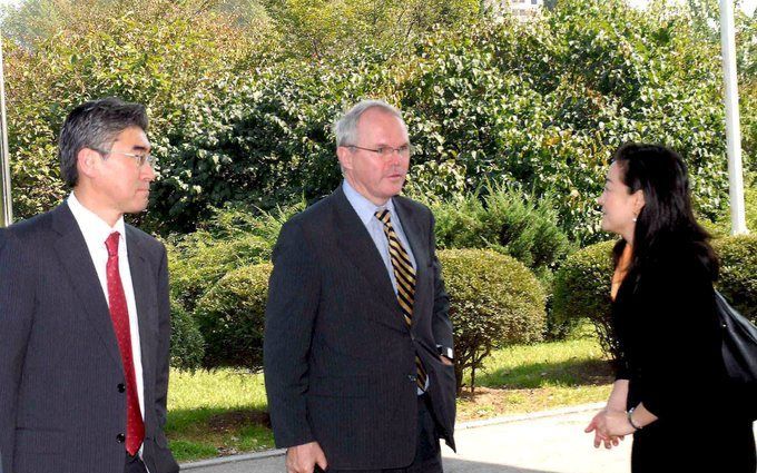 De Amerikaanse onderminister Christopher Hill is woensdag vanuit Zuid-Korea naar Noord-Korea gereisd om het akkoord over het ontwapeningsprogramma van Pyongyang te redden. Foto EPA