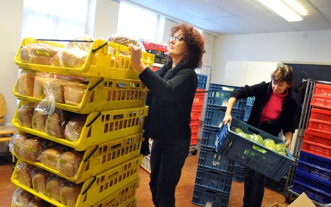 BEVERWIJK – Medewerkers van de voedselbank IJmond‑Noord zetten voedselpakketten klaar in de Vredevorstkerk in Beverwijk, voorafgaand aan de wekelijkse, vrijdagse, uitgifte. Sinds de start in 2005 zijn zo’n 110 gezinnen uit Beverwijk aangewezen op de voeds