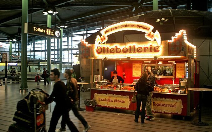 AMSTERDAM - Een oliebollenkraam op vliegveld Schiphol. Foto ANP