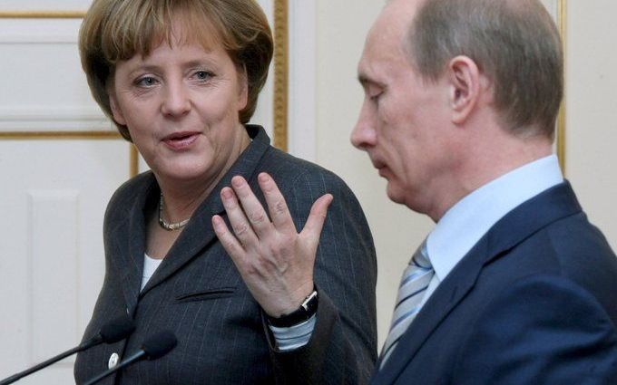 BERLIJN – Onder bondskanselier Merkel bekoelde de relatie tussen Duitsland en Rusland sterk. Foto: een ontmoeting tussen Merkel (l.) en Poetin in Moskou vorig jaar maart. Foto EPA