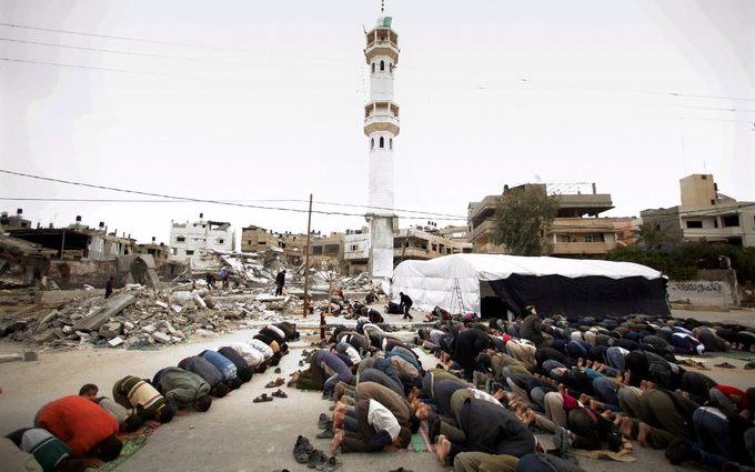 „Hamas heeft met de hulp van Iran het idee van de Palestijnse nationale autonomie om zeep geholpen.” Foto: Palestijnen bidden bij een minaret in Gaza. - Foto EPA