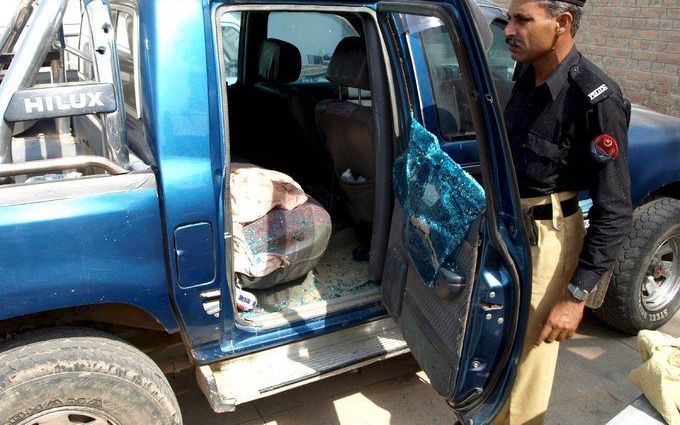 ISLAMABAD - Een politieman laat de doorzeefde auto zien van waaruit Stanczak in september 2008 werd gekidnapt. Foto EPA