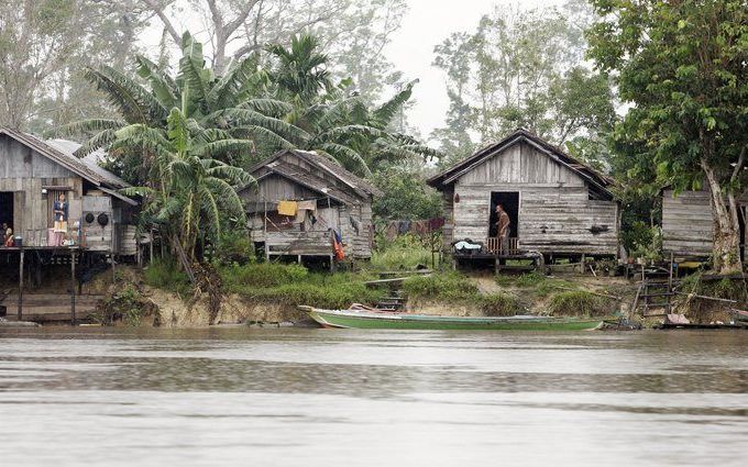 Door een aardbeving met een kracht van 7,4 op de schaal van Richter zijn op het Indonesische eiland Sulawesi zeker zeventien mensen gewond geraakt. Tientallen huizen en twee kerken liepen schade op. Dat heeft de Indonesische meteorologische dienst donderd