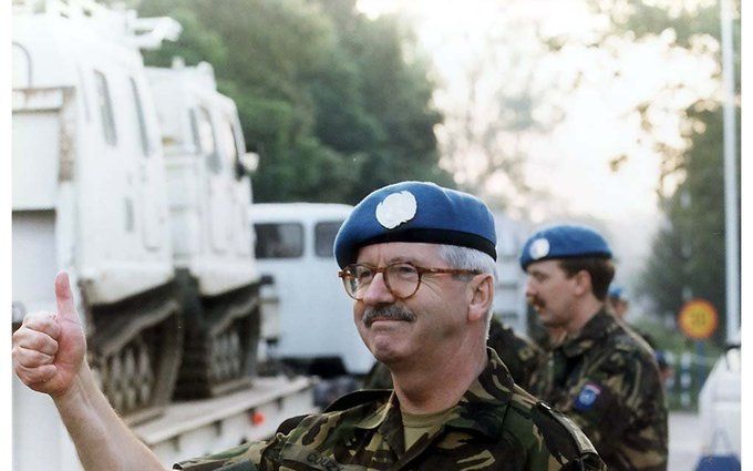 Generaal Couzy begroet het bataljon Dutchbat bij terugkeer in het VN-kamp Pleso in Zagreb in juli 1995. Militair-historicus Klep onderzocht de rol van de media en van de nabestaanden als aanjagers van het publieke debat over het mislukken van de vredesmis