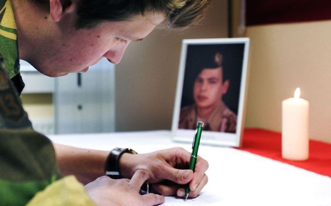 OIRSCHOT - Op de landmachtbasis de Ruyter van Stevenickkazerne in Oirschot tekenen militairen dinsdag het condoleanceregister voor de omgekomen militair Chadli. Foto ANP