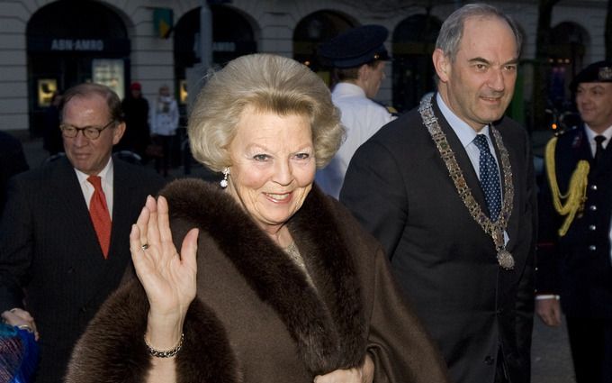 AMSTERDAM – Burgemeester Cohen van Amsterdam stelt de komende tijd waarschijnlijk weer noodverordeningen in wanneer koningin Beatrix in de stad is. Dat zei hij donderdag tegen de gemeenteraad. Foto ANP