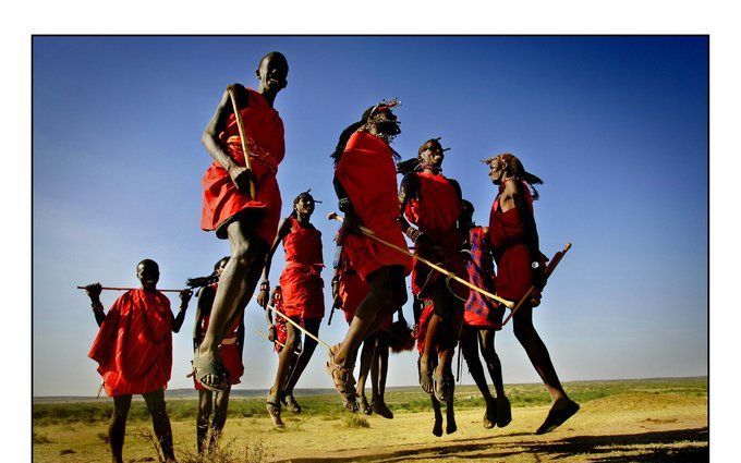 Afrikakenner Ton van der Lee drong diep door in de cultuur van de Maasai. Hij prijst geregeld de eenheid die de Maasai via riten of verdovende middelen weten te bewerkstelligen met de natuur, maar ook met het verleden (de voorouders), het heden en de toek