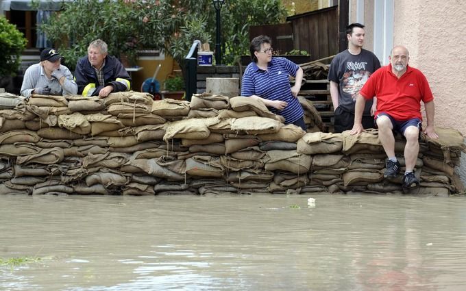 PRAAG – Zeker acht inwoners van Tsjechië zijn woensdagavond om het leven gekomen tijdens overstromingen. Foto EPA