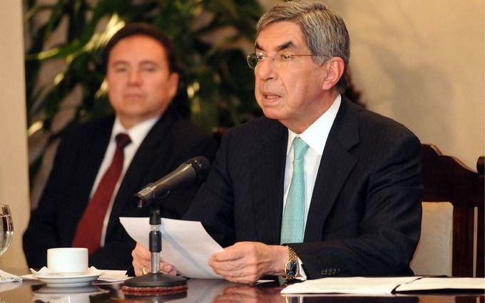 SAN JOSE – President Oscar Arias (68) van Costa Rica heeft Mexicaanse griep. Hij is voor zover bekend het eerste staatshoofd dat een infectie met de nieuwe ziekte oploopt. Foto EPA